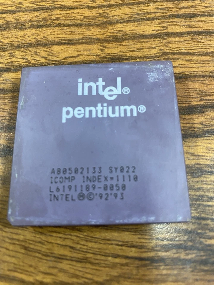 Intel Pentium 133MHz A80502133 CPUs SY022 Ceramic Gold IBM Socket 7 - Image 3 of 4