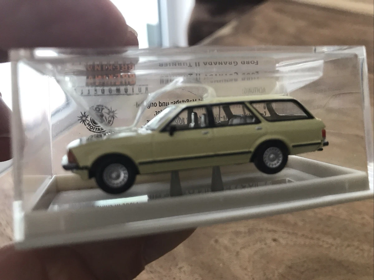 Het 1:43 Diecast model van de Ford Ganada MKI Coupe van 1972 in Beige. De fabrikant
