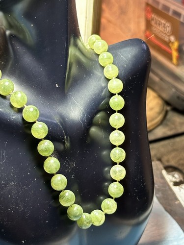 Vintage Green Marbled Lucite Beaded Necklace - Picture 5 of 6