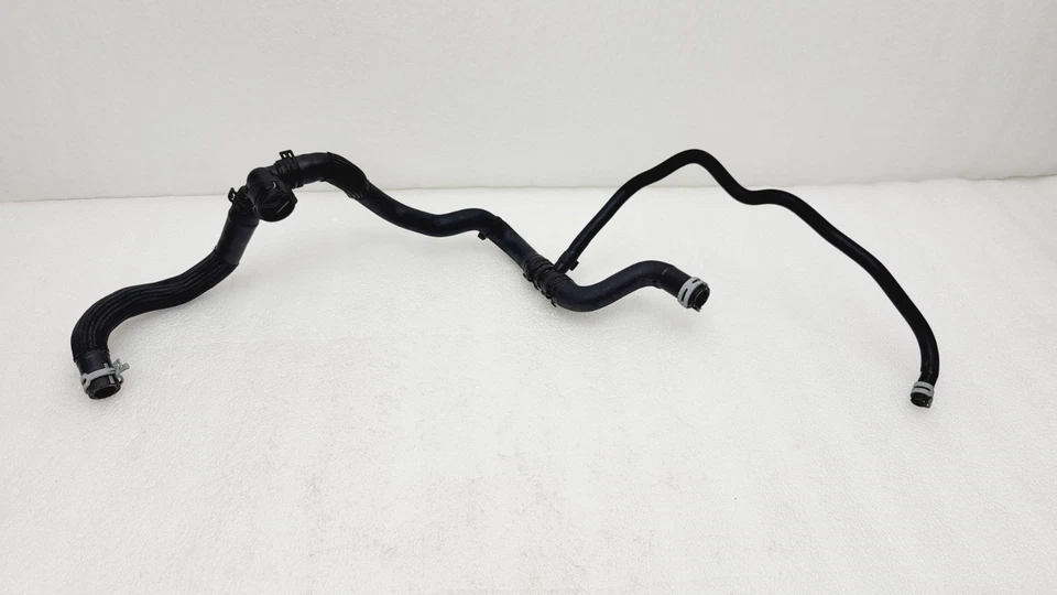 Conjunto de manguera inferior depósito refrigerante Ford Fiesta ST 2014-2019 H1B1-8C289-AD Foto 2 de 4