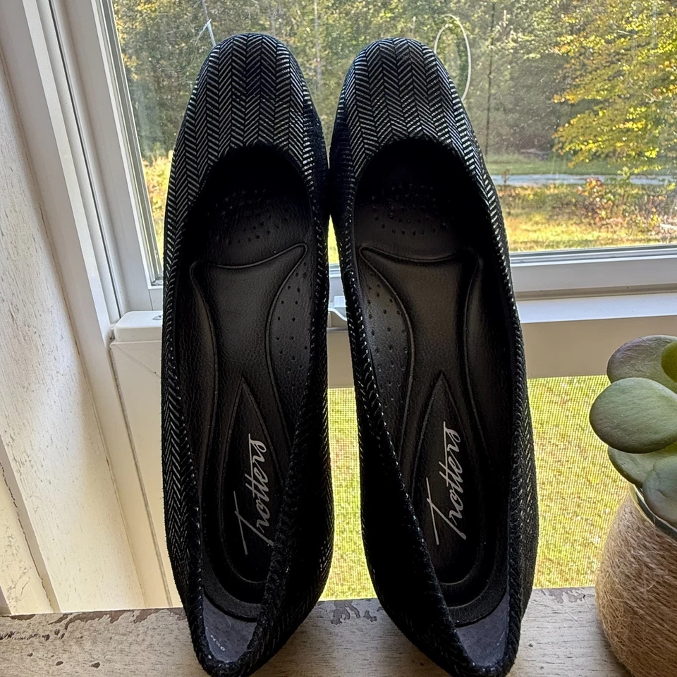 Trotters 8.5 N (窄) Lauren 黑色麂皮绒人字形 Lo 楔形鞋跟 — 第 3/4 张图片