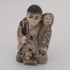 Japanische Netsuke/Sagemono Figur Mutter mit Kind, geschnitzt, 1 St&uuml;ck