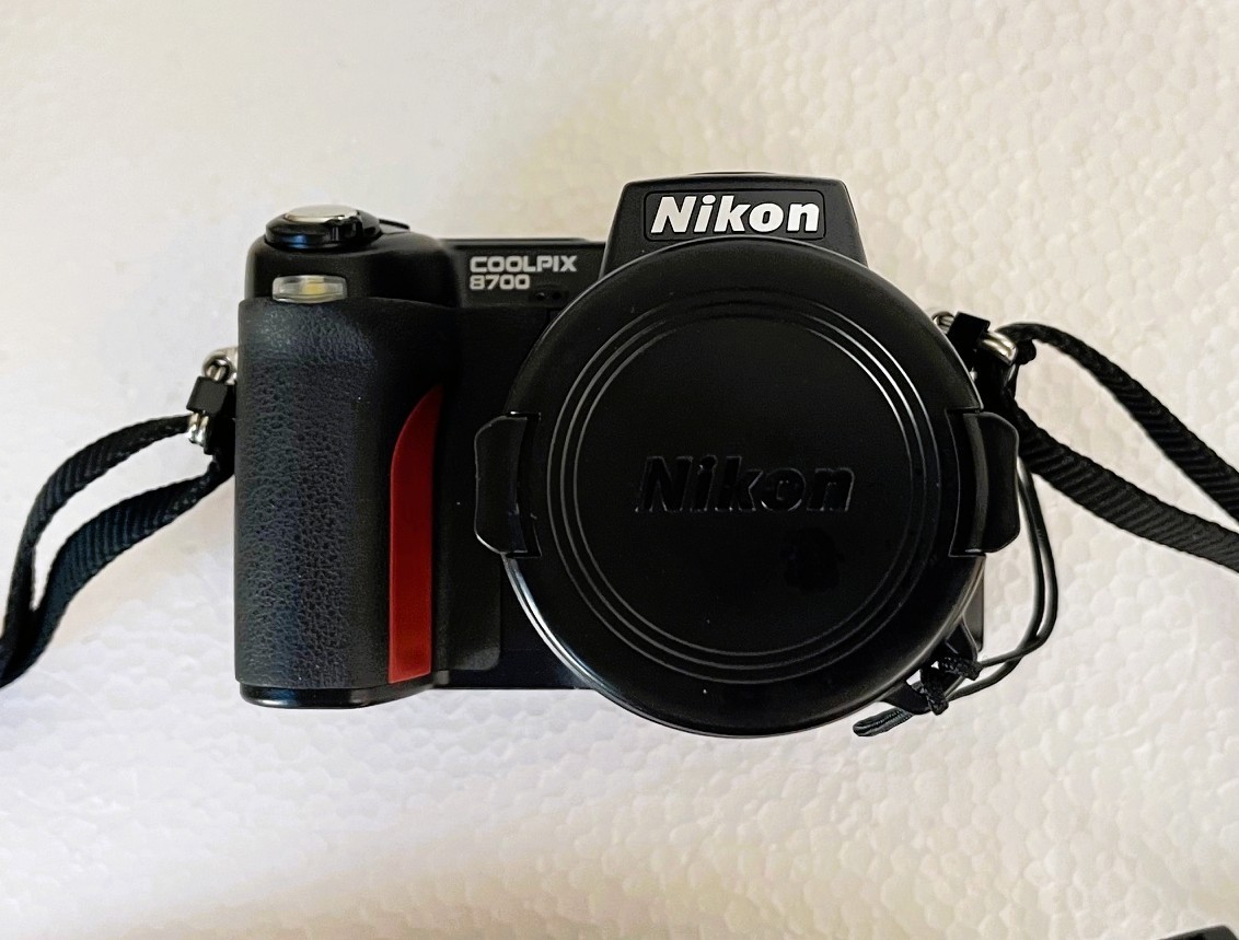 Nikon Coolpix 8700 Digital Camera 8MP/8x Zoom/CF Card/Charger/Box