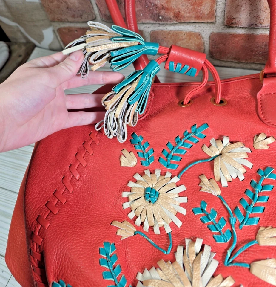 Fiore by Isabella Fiore | Bolso de Hombro de Cuero Floral Bordado Cartera Coral Foto 2 de 4