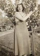 1930s Pretty Attractive Cute Woman Smiling Cars Driving by Original Photo P15k18