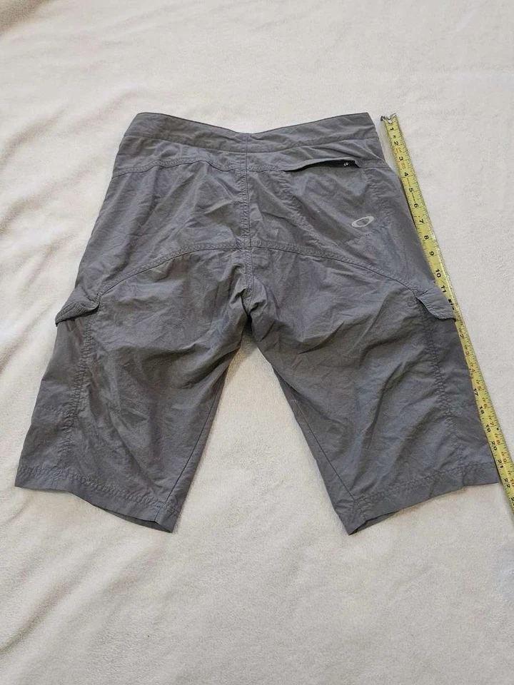 Hombre Gris Oakley Acolchado MTB Pantalones Cortos Medianos Foto 2 de 4