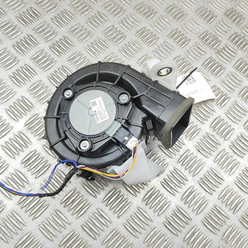 TOYOTA COROLLA Estate E21 Battery cooler fan G9230-12020 32753676 - Image 4 of 4