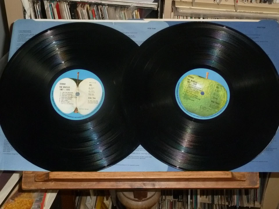 1973 UK 1st type The Beatles ‎– 1967-1970 singles PCSP 718 Two LP Near Mint Set - Image 3 of 4