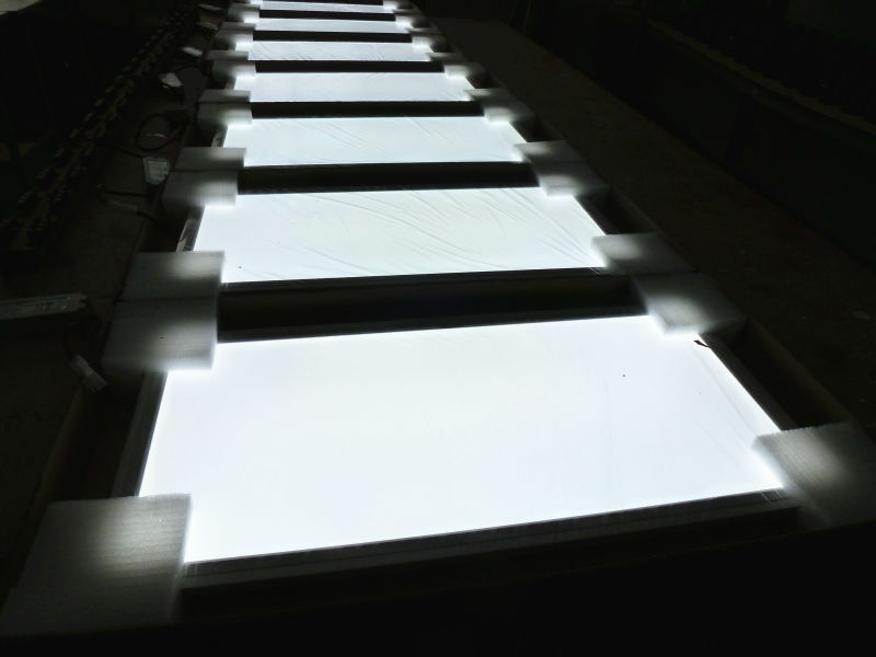 Panneau LED 120x30 cm pour éclairer efficacement un grand bureau sombre