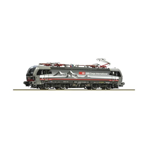 Model: HO gauge DC. Electric locomotive 193 451-2 Alppiercer 3 of SBB Cargo International.Prototype: In July 2022, the Swiss company SBB Cargo International AG, in cooperation with SüdLeasing GmbH, ordered 20 Vectron multi-system locomotives including the XLoad equipment package from Siemens Mobility. Vectron XLoad is an equipment package designed to improve friction coefficient utilization with the goal of transporting increased trailer loads.