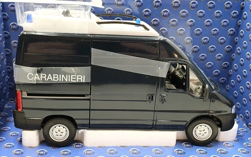 Norev escala 1/24 diecast 771074 - Fiat Ducato Carabinieri - azul oscuro Foto 3 de 4