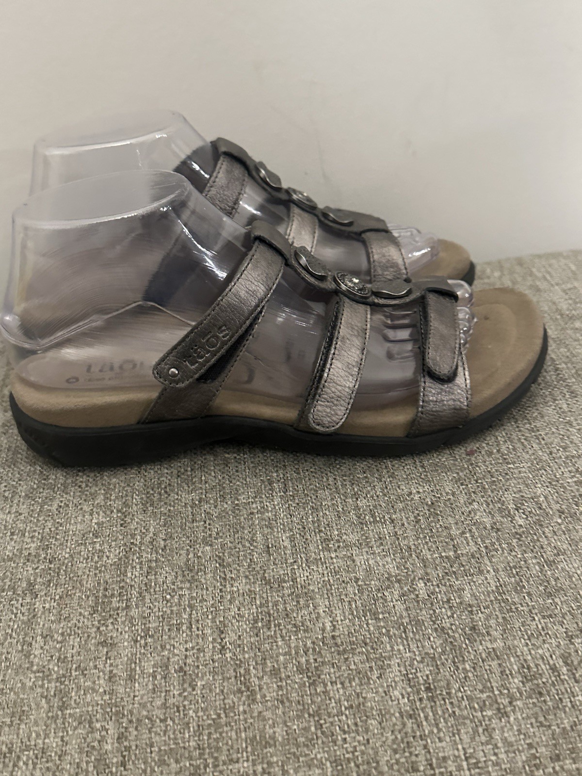 Taos Women’s Silver Leather Slip On Sandals Size 8