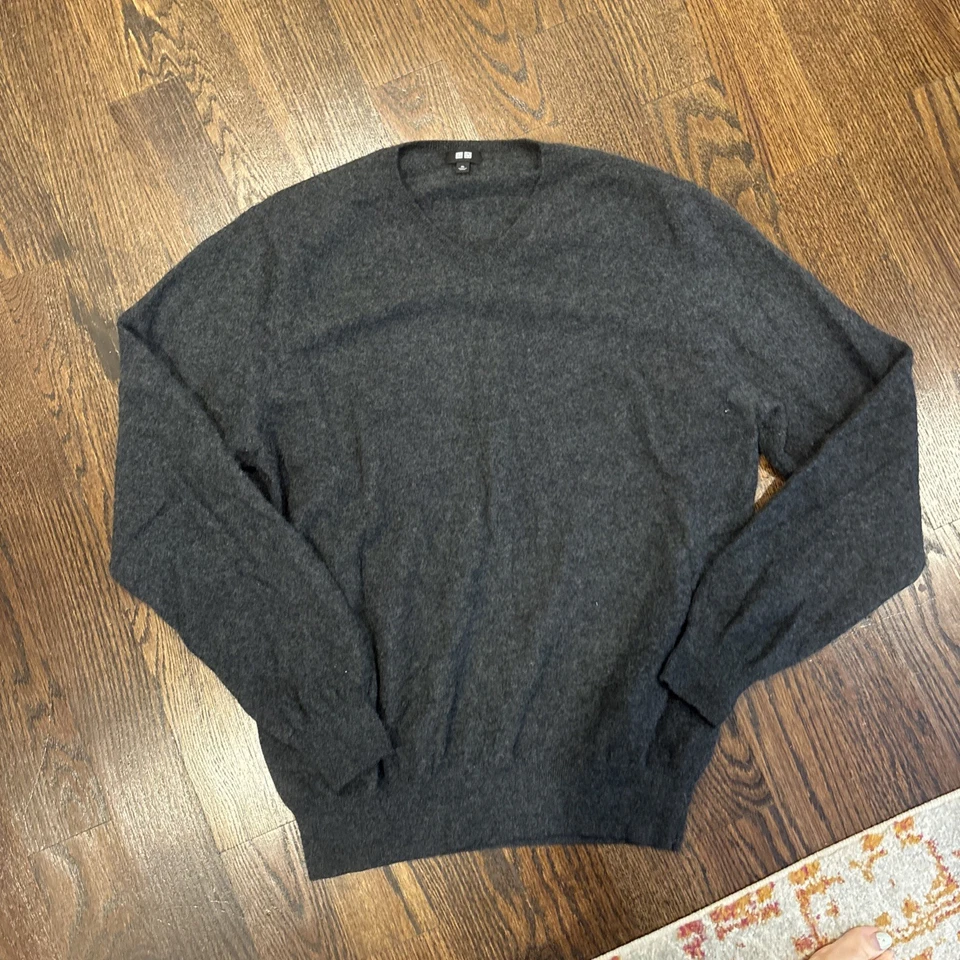 Suéter Uniqlo de algodón y cachemir para hombre | XL | Gris cuello en V Foto 2 de 4