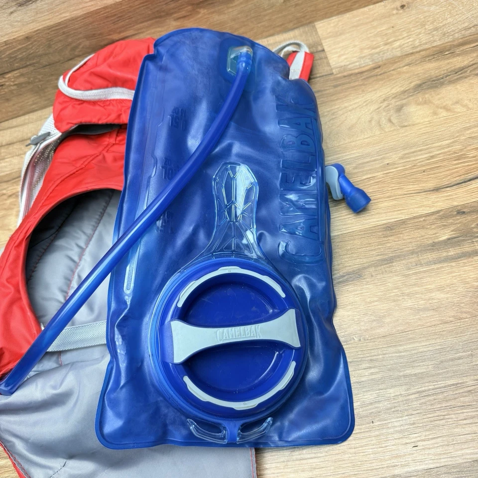 Mochila CamelBak Rogue STRYKER 85 OZ/2,5 L Ciclismo Senderismo Hidratación Roja COMO NUEVA Foto 3 de 4