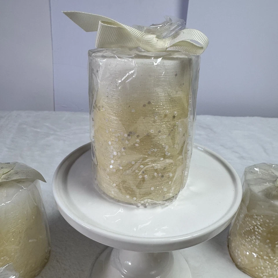 "Juego decorativo de 10 velas de mecha navideña Ashland 4"" dorado y blanco" Foto 2 de 4