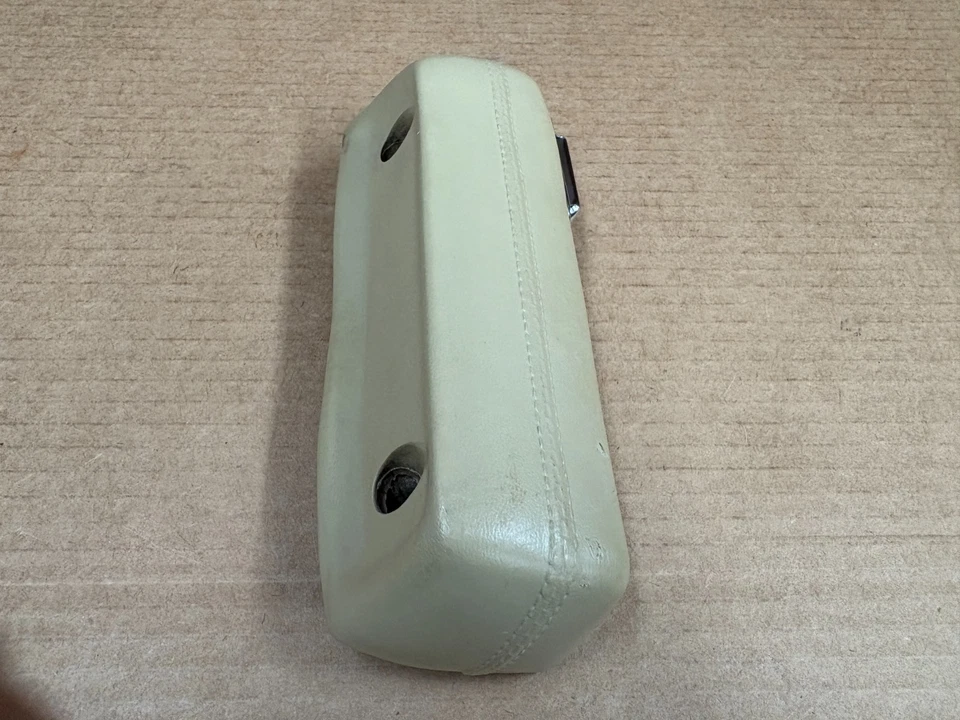 1968 - 1972 MOPAR DODGE DART PLYMOUTH DUSTER A-BODY GOLD RIGHT REAR ARM REST OEM — 第 3/4 张图片