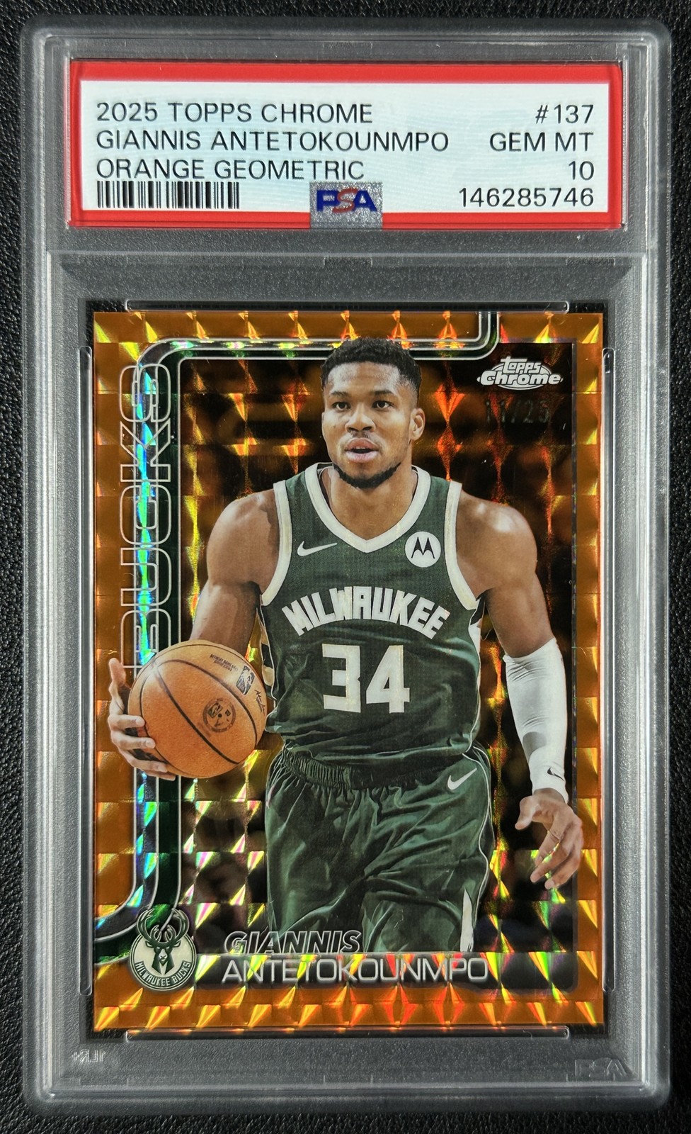 GIANNIS ANTETOKOUNMPO PSA 10 2025 TOPPS CHROME #137 ORANGE GEO REFRACTOR 11/25 view 1
