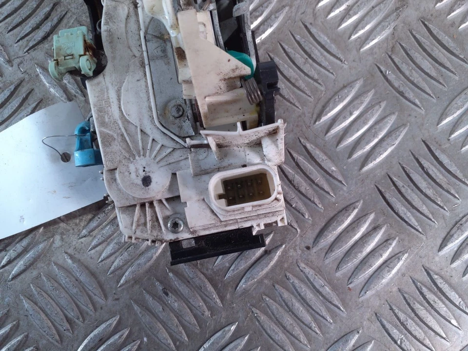 DODGE CALIBER Mk1 Front Left Door Lock Assembly 4589095AH - Image 3 of 4