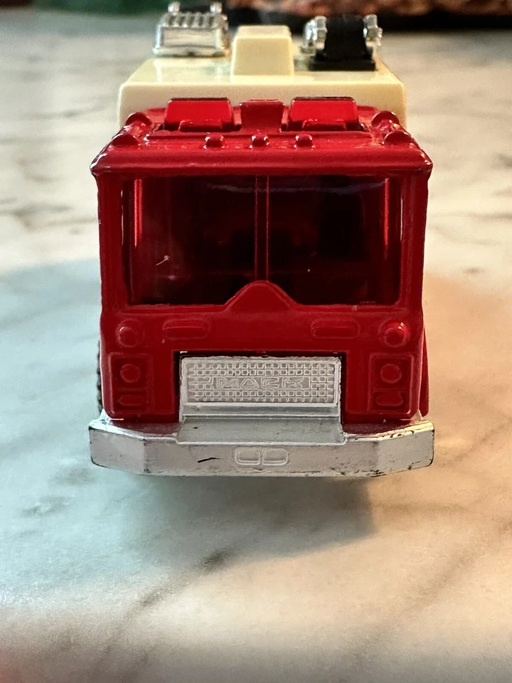 Matchbox Mack Auxilary Power Truck 1991 Diecast Red Bridge & Highway Dept - Imagem 2 de 4