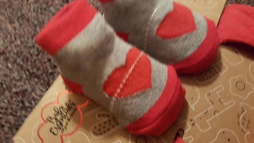Valentine's Day Baby Essentials - Calcetines para cuna y calcetines para babero o cuna y lazo (botines) Foto 3 de 4