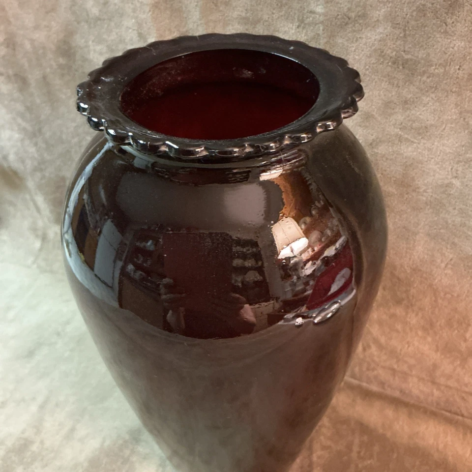 Vintage 1940s anchor hocking royal ruby glass scalloped edge tall vase - Image 2 of 4