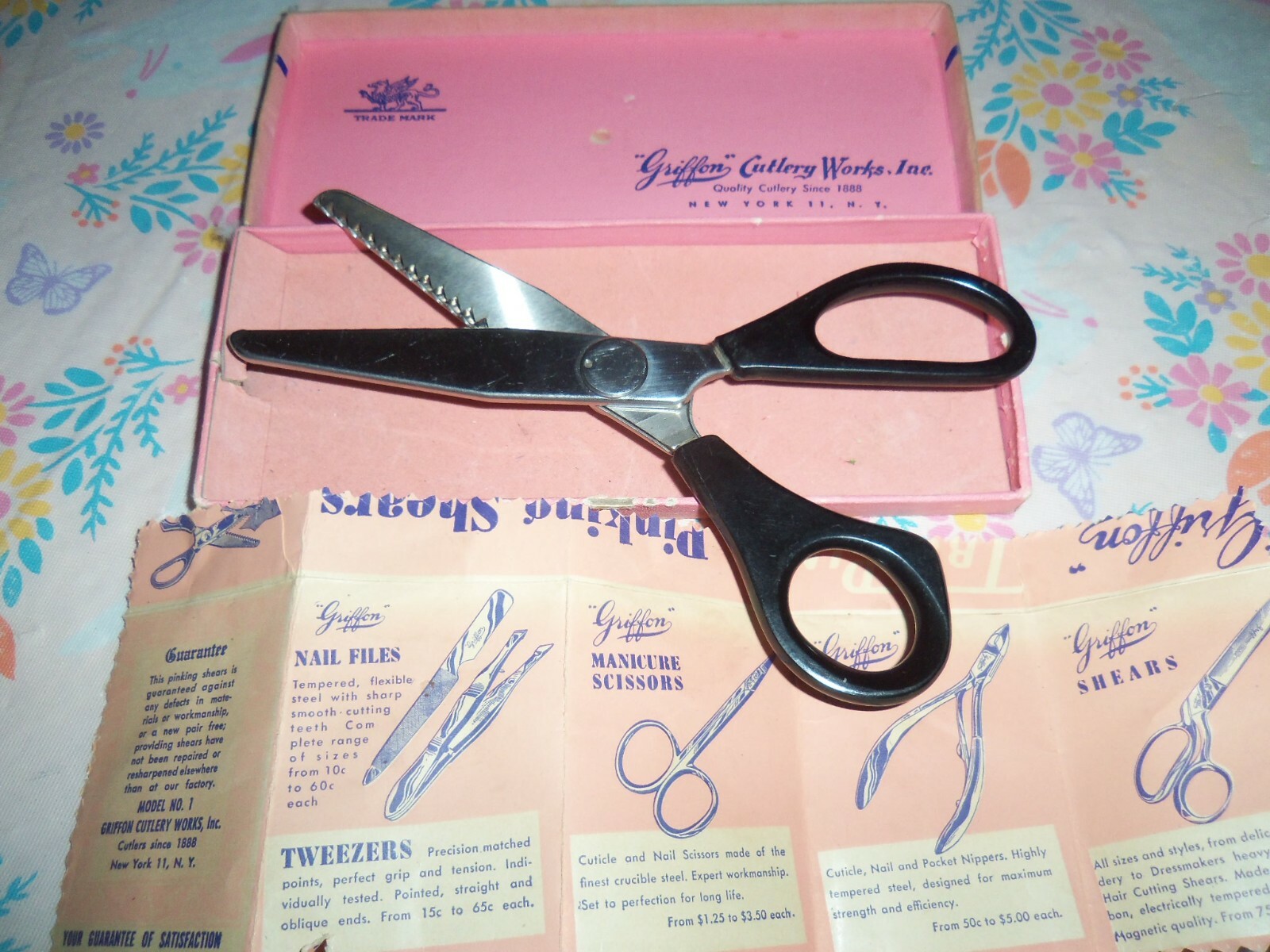 VINTAGE"GRIFFON" CUTLERY WORKS INCPINKING SHEARSORIGINAL BOX 7 3/4