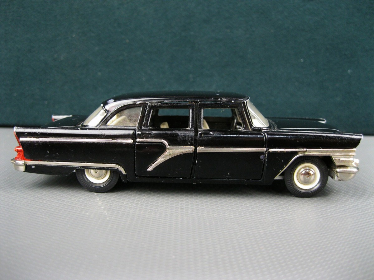 【レア】ソ連製のミニカー チャイカGAZ-13箱付き(1/43スケール) 1987 CHAIKA Gaz 13 car model 1:43 RARE VARIANT DIECAST