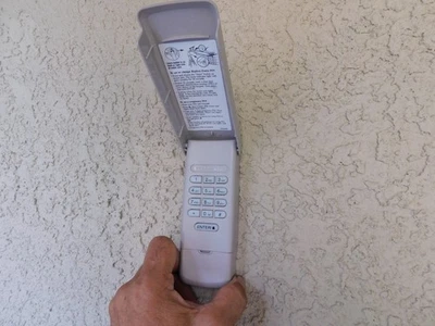 CHAMBERLAIN LIFTMASTER 877LM WIRELESS ENTRY KEYPAD GARAGE DOOR OPENER YELLOW LRN