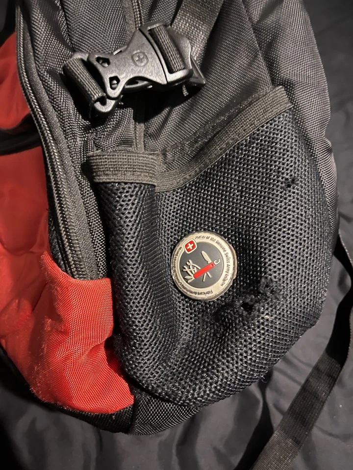 Mochila Swiss Gear Airflow de 4 compartimentos, roja resistente Foto 4 de 4