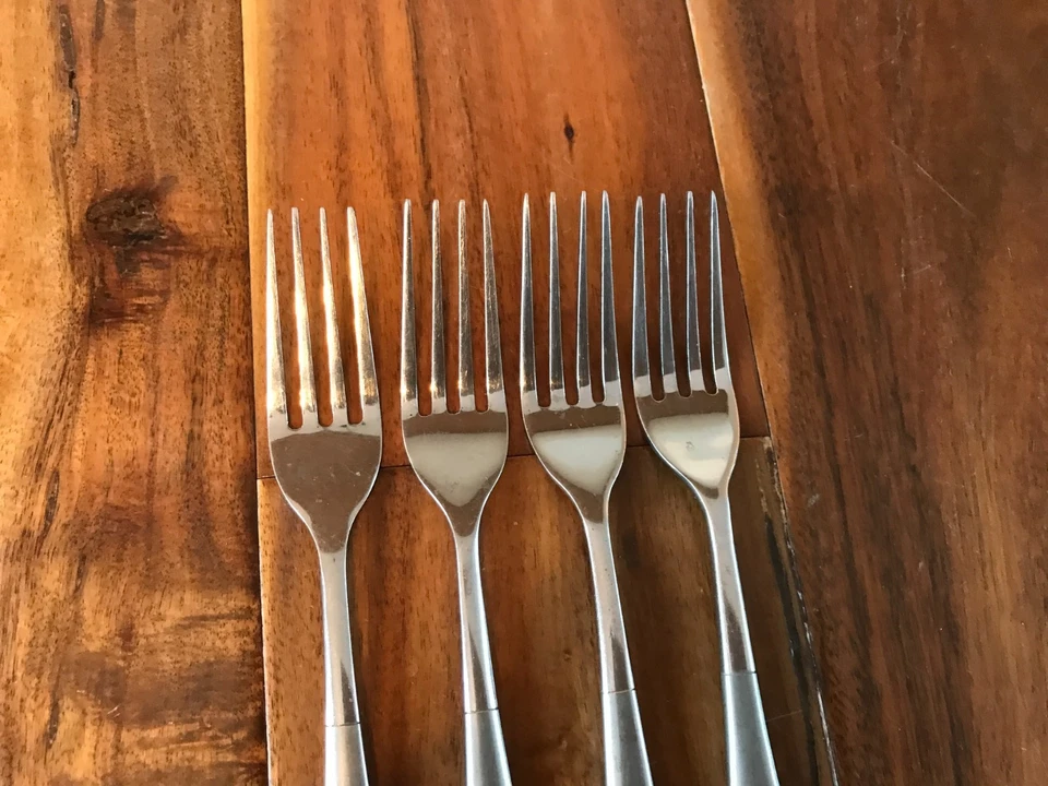 Juego de 4 tenedores de cena de acero inoxidable Hampton Silversmiths LACOUPOLE ESMERILADOS 8 1/4" Foto 3 de 4