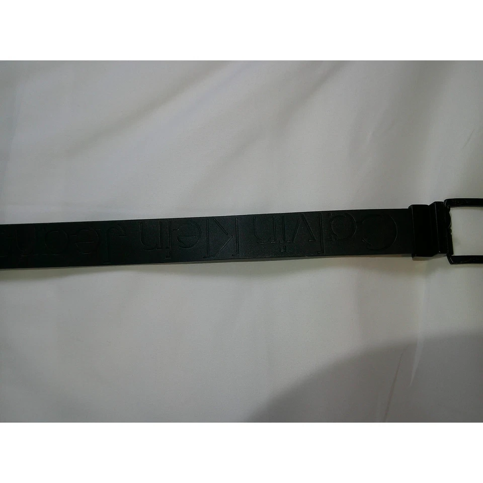 Pantalones de mezclilla Calvin Klein para hombre negros reversibles cinturón con logotipo en relieve hebilla Foto 2 de 4