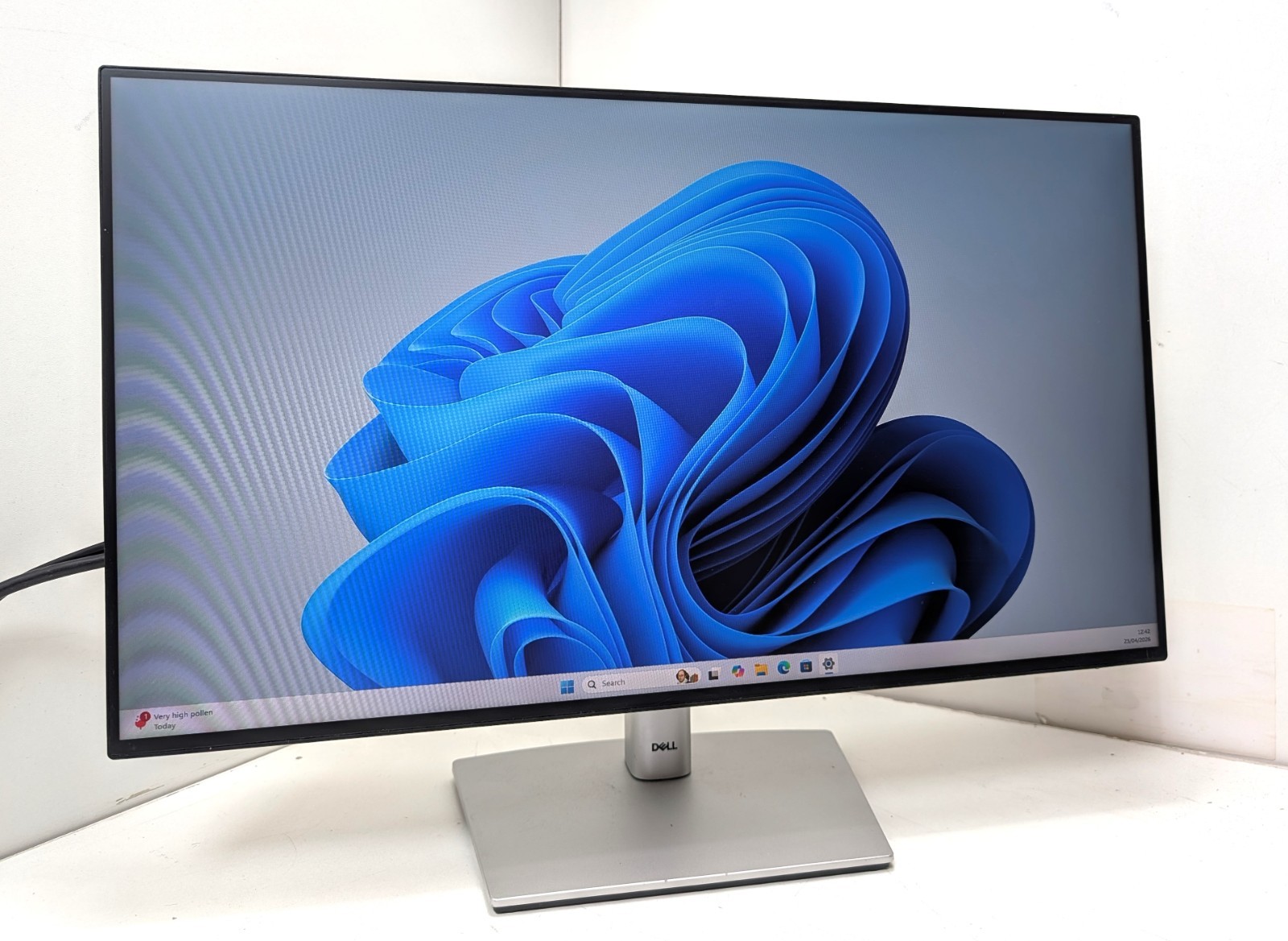 Silver Dell U2422HE Full HD Frameless PC Monitor 90W USB-C HDMI DP USB Hub+Stand
