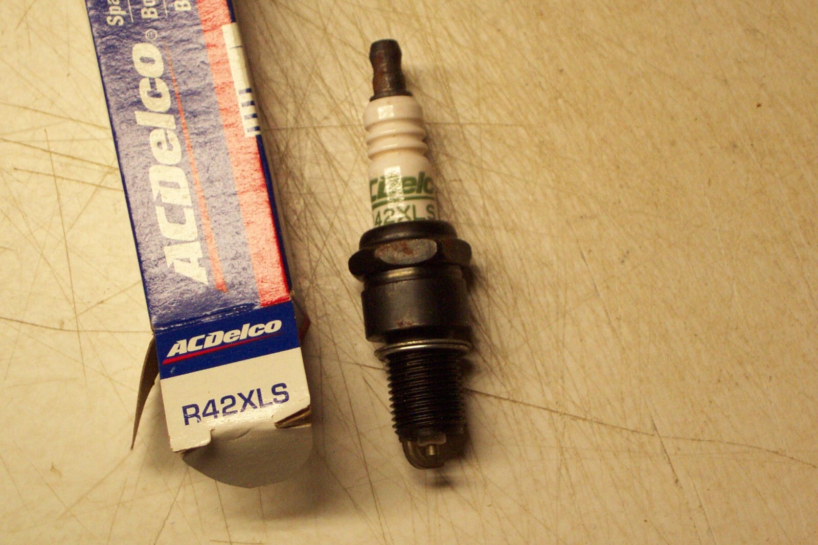GM 19354424 R42XLS SPARK PLUG Plugs New OEM NOS