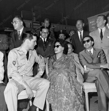 8x10 Print Elvis Presley Entertains King Mehendra Queen Ratna on Set 1960 #EPK