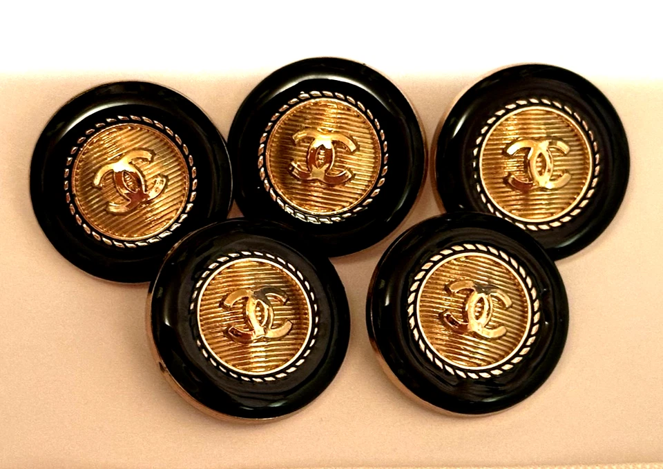 5 CHANEL BUTTONS (METAL & RESIN) BLACK & GOLD  GOLD CC BUTTONS 25mm TRÉS CHIC! - Image 4 of 4