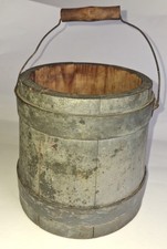 Antiguo primitivo pequeño cubo de madera de abeto de 6" cubo mango de paca de pintura azul