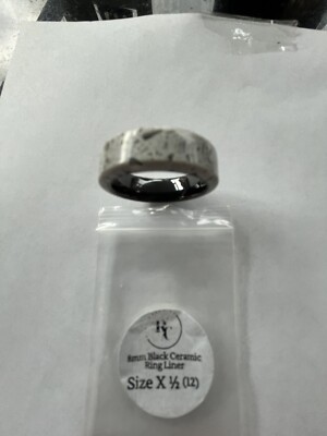 Handgefertigter Ring mit Keramikkern.