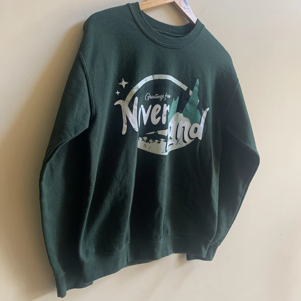 Sudadera Lost Bros Greetings From Neverland-S Verde Oscuro Manga Larga Unisex’s Foto 2 de 4