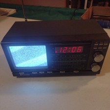 Kawasho 4.5” Ahorro de Espacio Negro/Blanco TV AM/FM Reloj Radio Modelo #3705