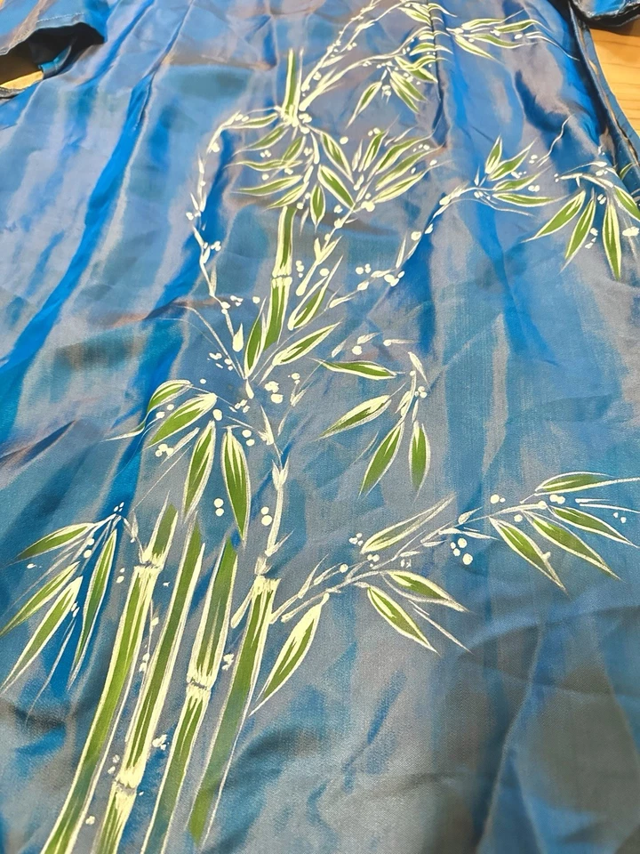 Vestido kimono brillante de bambú pintado a mano de seda hecho a mano Foto 3 de 4
