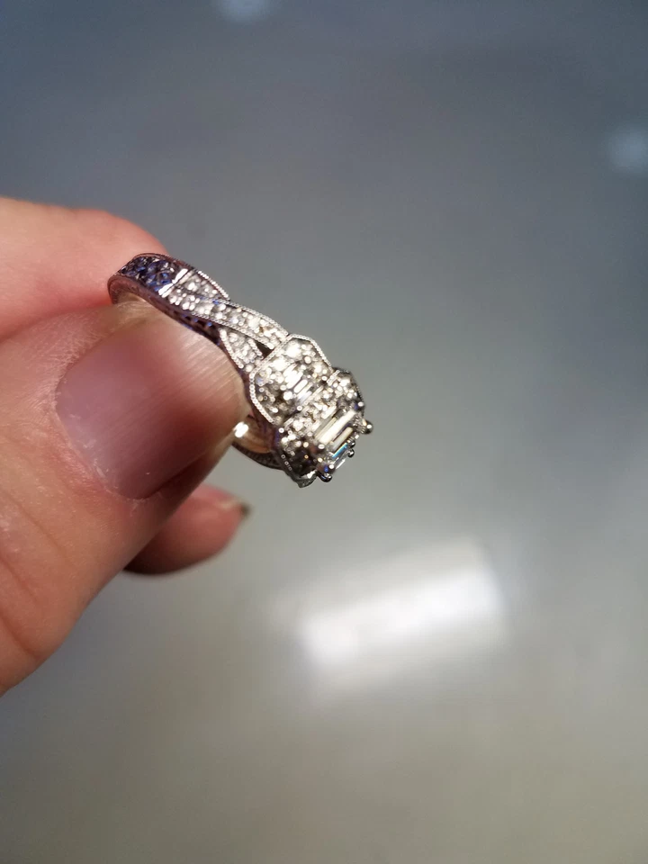 Anillo Estilo Antiguo 3 Diamantes 1ct Peso Total 14KWG Foto 3 de 4