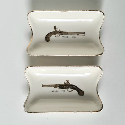 2 Türen Pfeifen Windaschenbecher Steingut Gien Pistolen French English 1700 Um