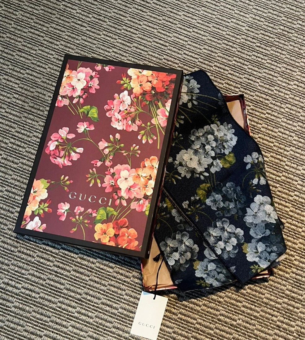 Foulard Gucci neuf en laine hortensia neuf avec boite