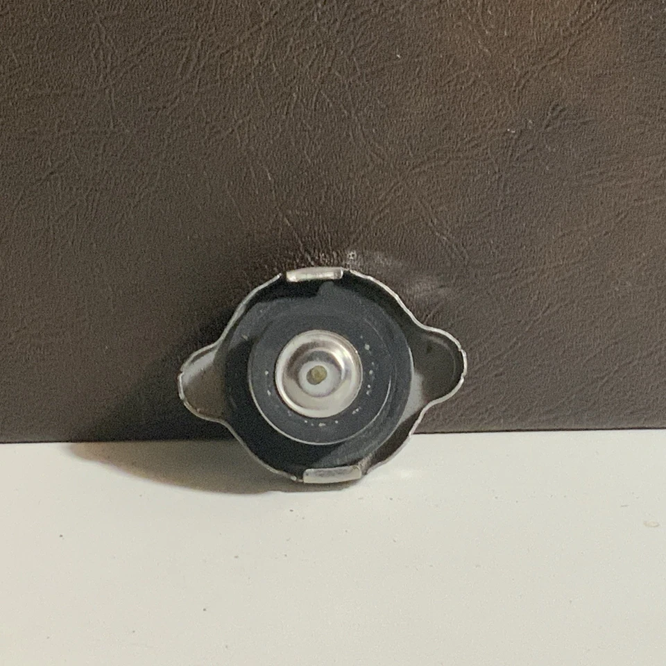 Tapa Radiador Subaru WRX STI Turbo 1.3bar 45137AE012 Etiqueta Amarilla Foto 2 de 2