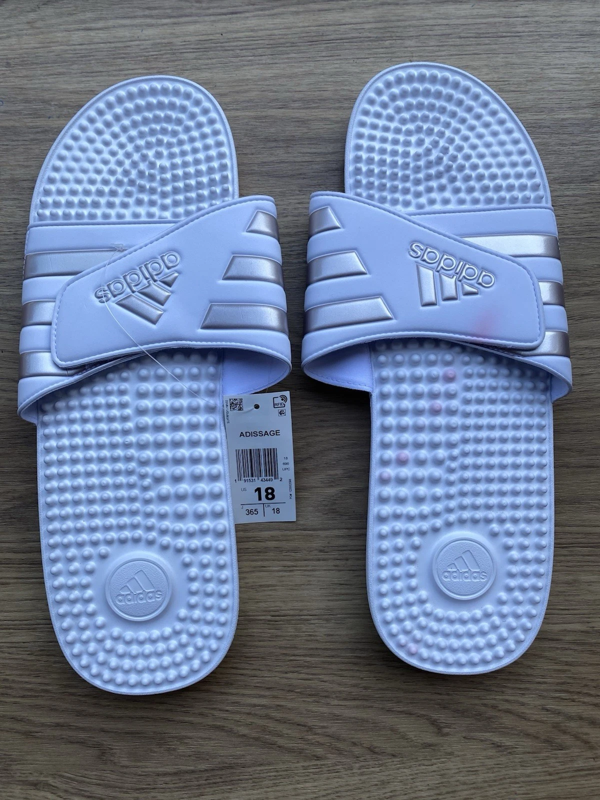 Adidas Adissage Sandalo Bianco Platino Metallizzato Bianco 18 Medium US NUOVO CON ETICHETTE