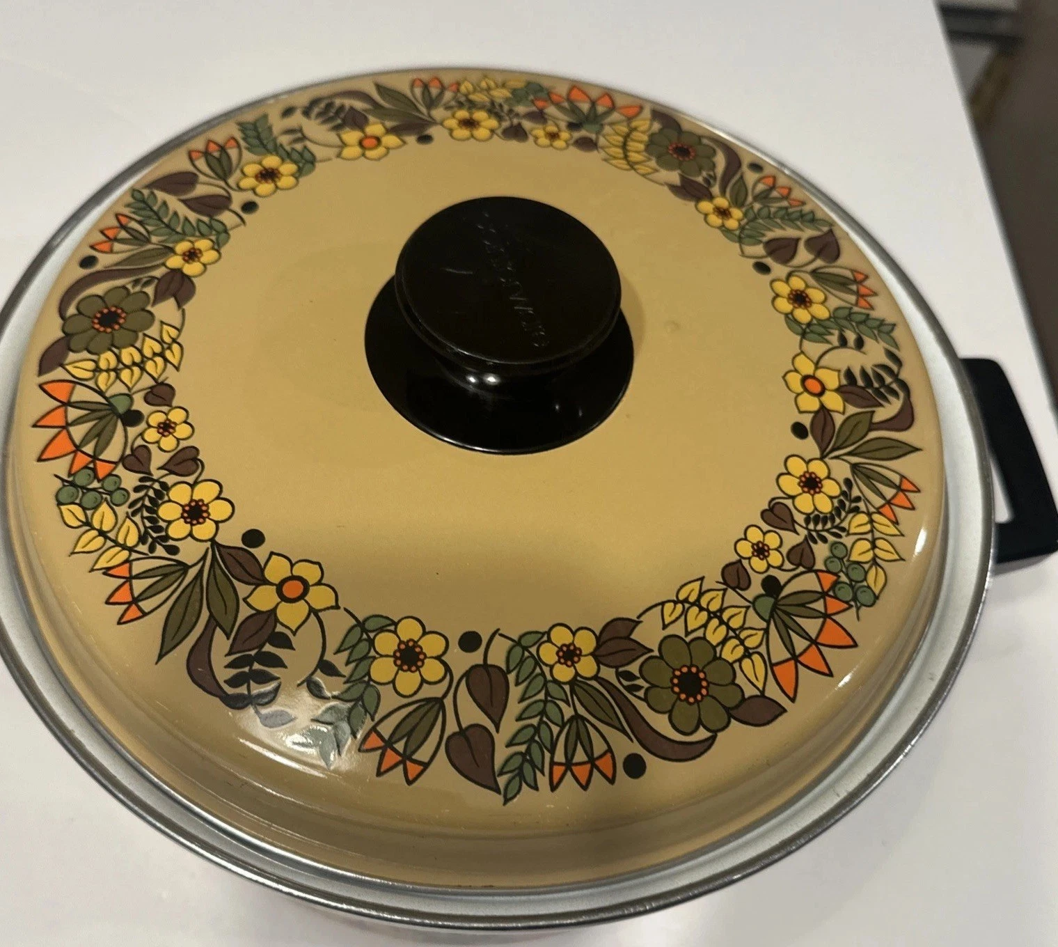 Vintage Pointerware Enamel Lid Dutch Oven. (Pointware) . Decorative Design.