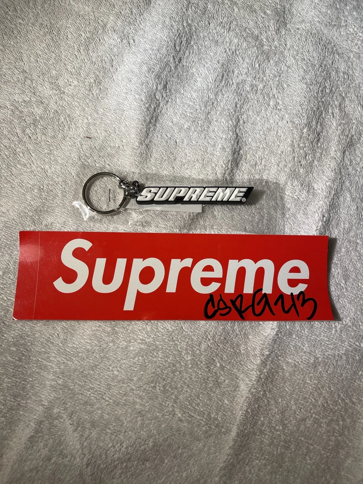 Porte clés Supreme Bevel Logo Imprimé Caoutchouc SS18 DS AUTHENTIQUE