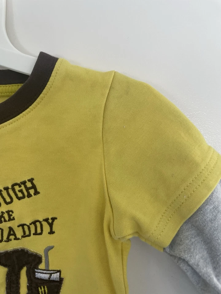 Camisa amarilla 3T con apliques de camión excavadora resistente como papá para niños pequeños Foto 2 de 4