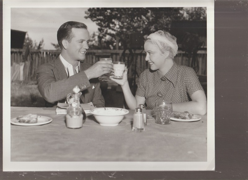 8X10 B&W   PHOTO OF-SCENE- ERIC LINDEN AND LADY