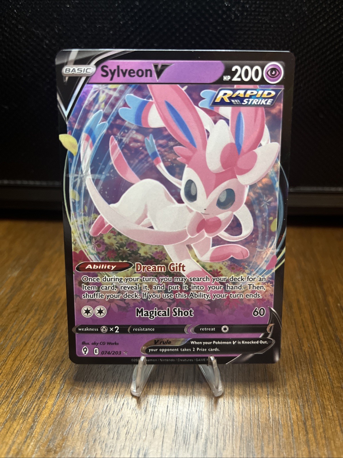 Sylveon V 074/203 Pokemon NEAR MINT SWSH07: Evolving Skies Holo